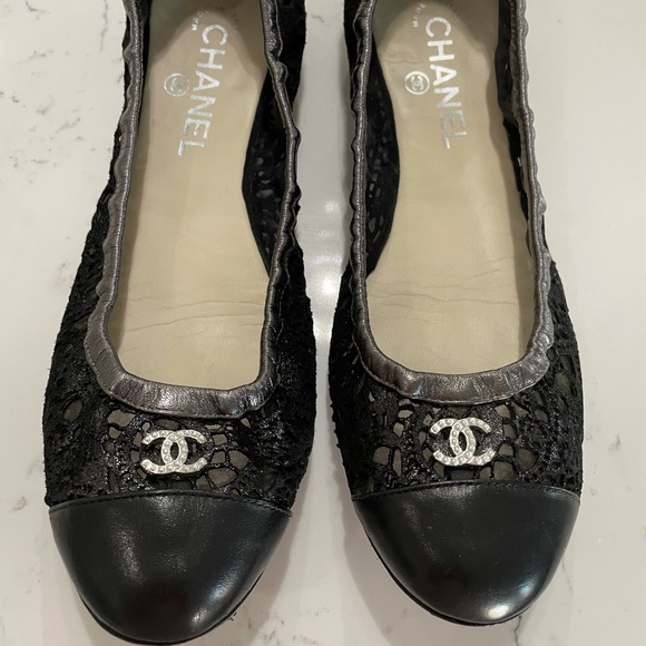 Chanel Black/Anthracite Metallic Leather Lace Pearl CC Logo Ballet Flats - Picture 1 of 8